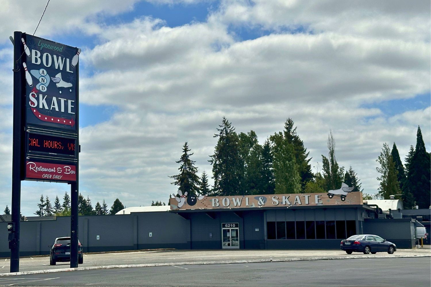 The outside of the  Lynnwood Bowl and Skate building in Lynnwood, WA.