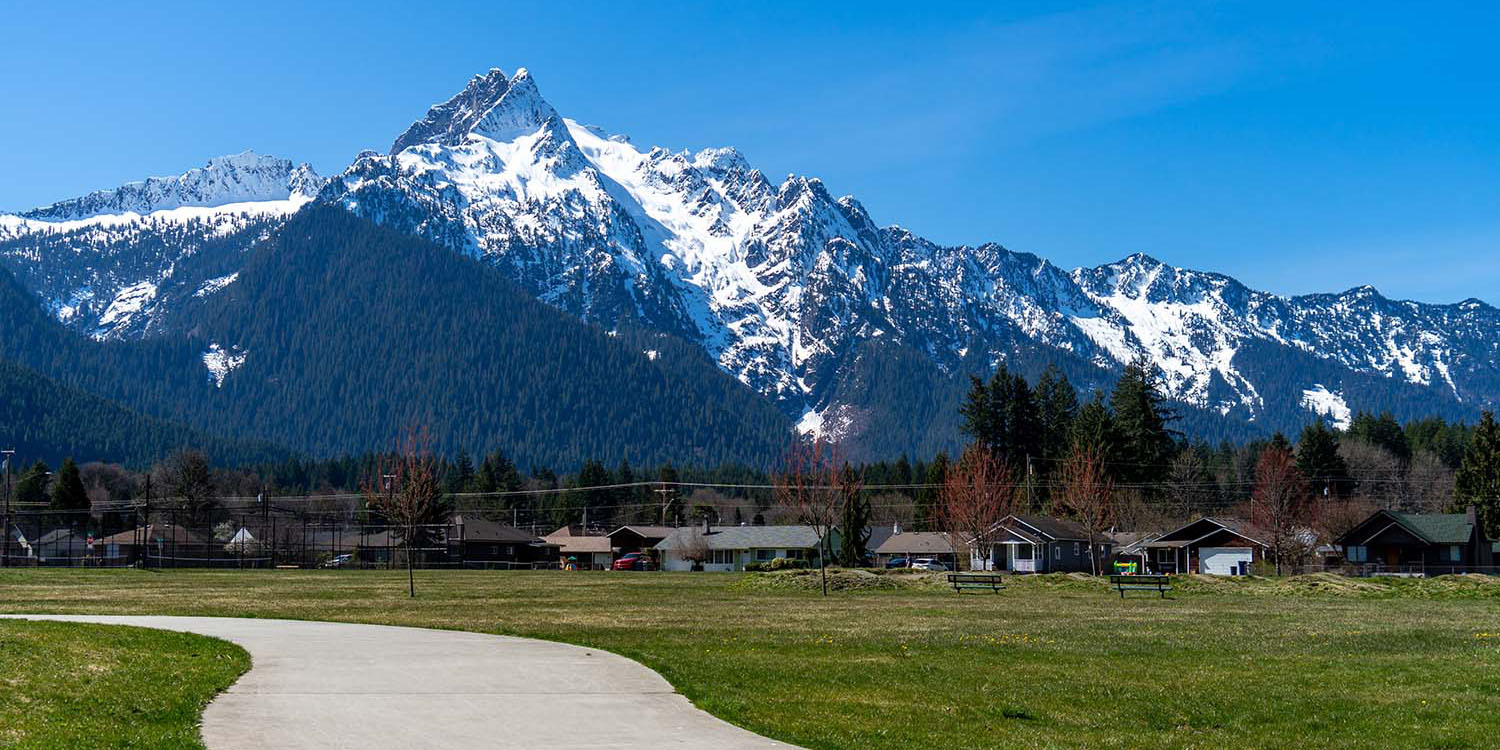 houses in Darrington, WA with snow-capped mountains behind