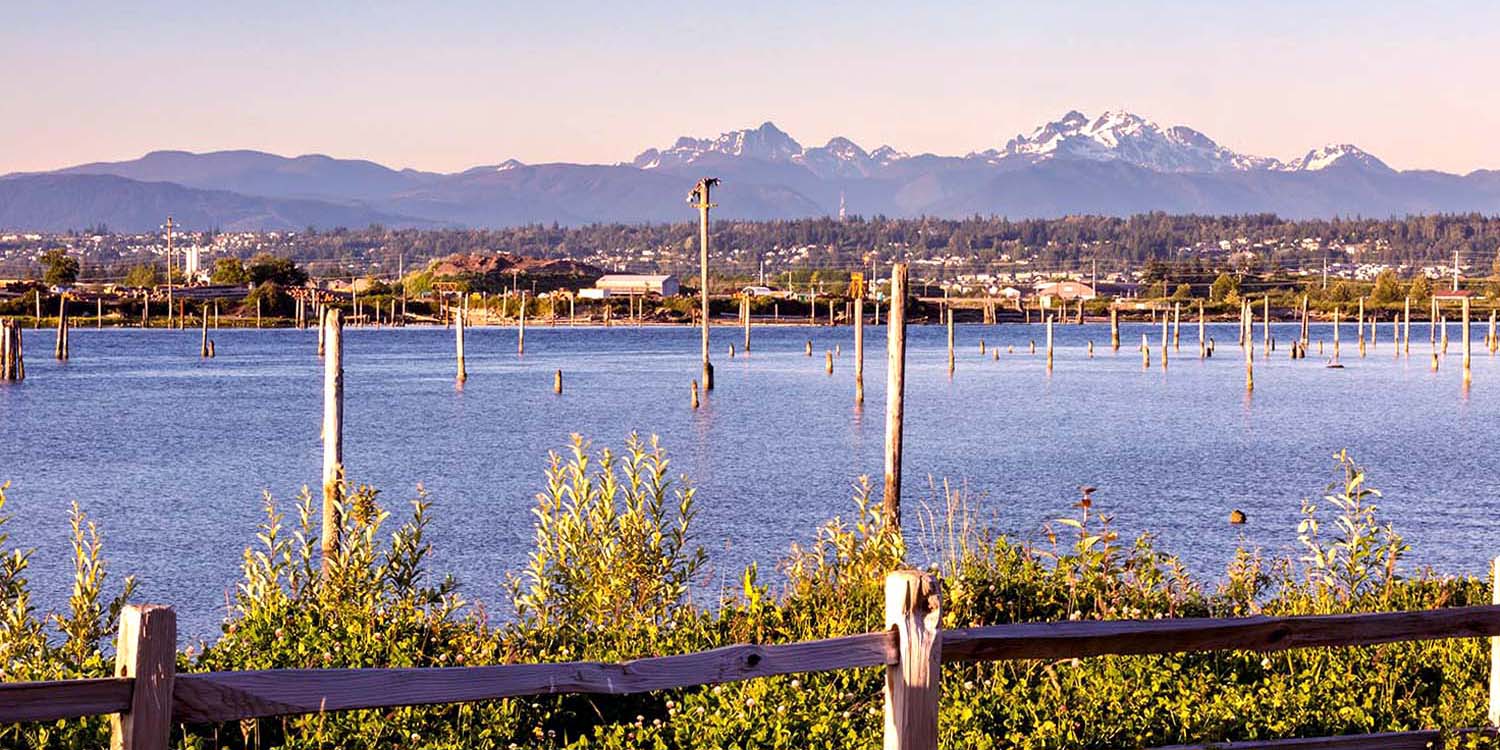 a photo of Marysville, WA with mountains in the background