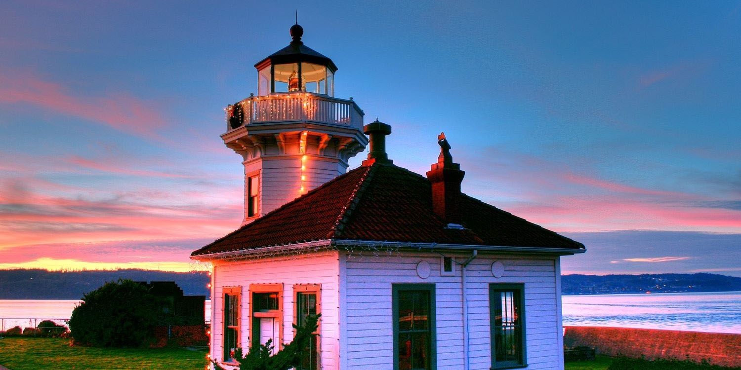 the lighthouse in Mukilteo, WA at sunset