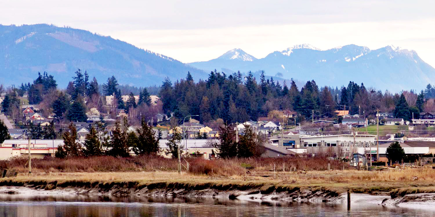 homes and businesses in Standwood, WA with mountains in the background