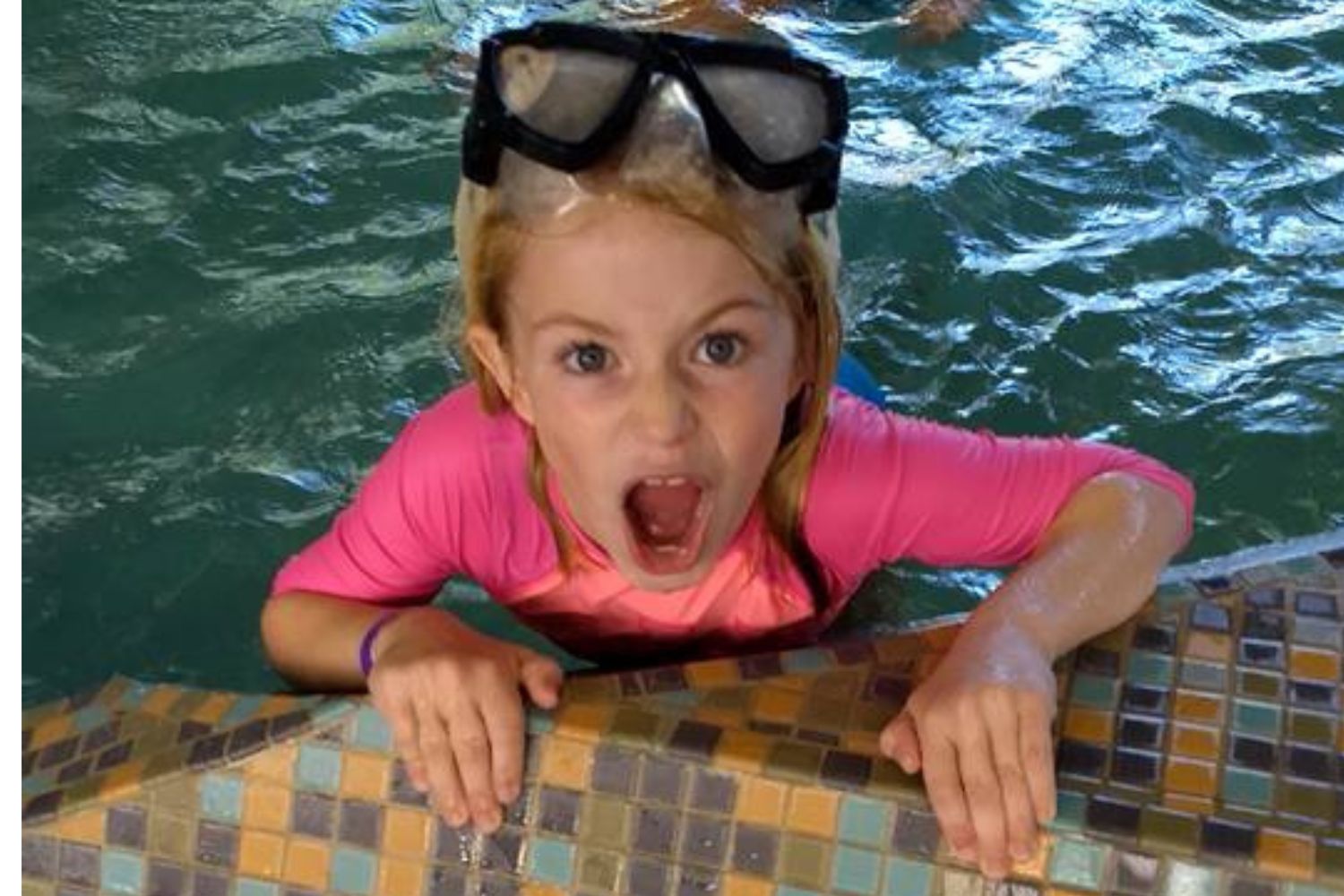 Child swimming at Lynnwood Pool